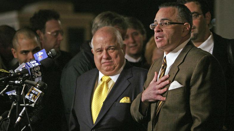 John "Junior" Gotti (desno) po razveljavitni sodbe in njegov odvetnik Charles Ca