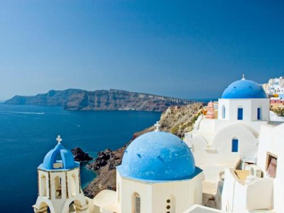 Zloglasen Santorini se je na seznamu znašel zaradi sončnih zahodov in belo-modri