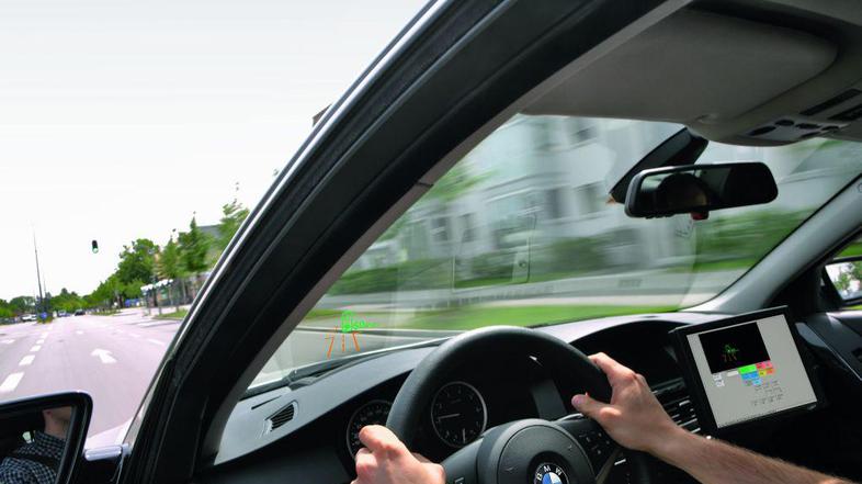 Voznik dobiva informacije tudi prek zaslona head up in mu pogleda ni treba odvrn