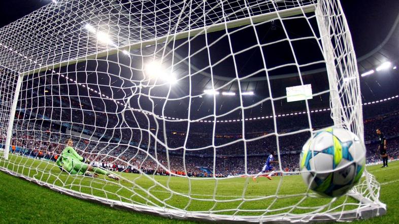 Drogba Neuer žoga gol enajstmetrovka Finale Liga prvakov Bayern Chelsea München 
