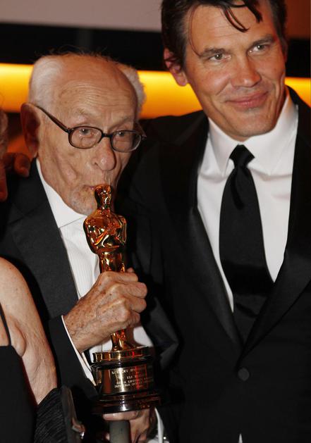 Igralec Eli Wallach je prejel častnega oskarja. 