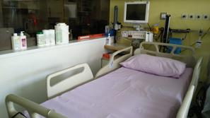 Prazne postelje na oddelku v UKC Ljubljana