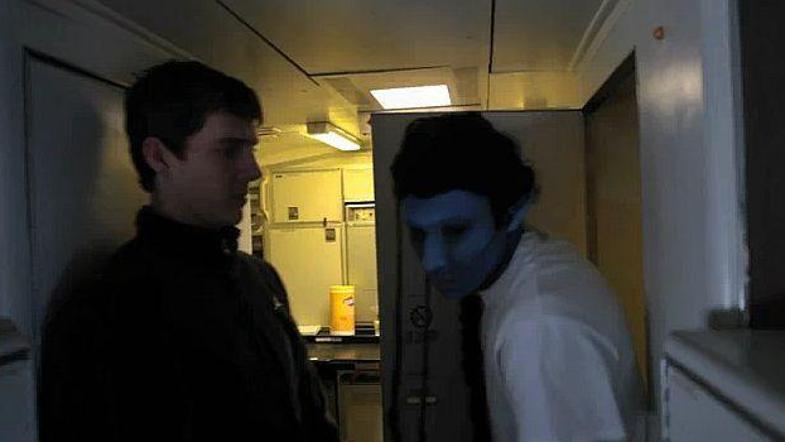 Barbosa Dragića preseneti, ko želi Slovenec vstopiti v stranišče. (Foto: Youtube