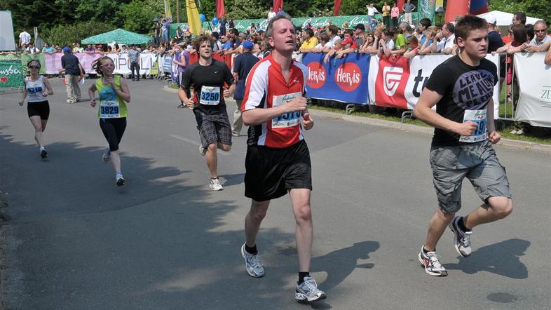 Če želite visokoresolucijsko fotografijo, nam pošljite elektronsko sporočilo na 