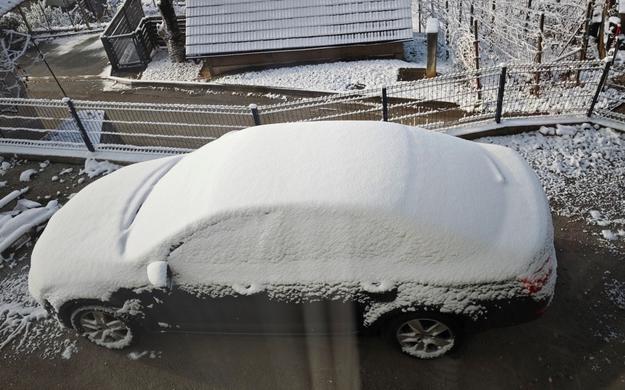 Zasnežen avto, sneg