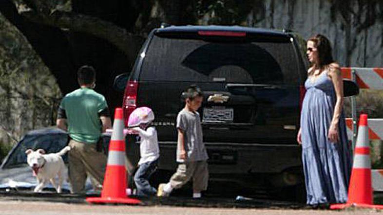 Angelina, ki je v devetem mesecu nosečnosti, pričakuje dvojčka.