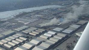 Letalski posnetek požara v koprskem skladišču (posnel naš bralec)