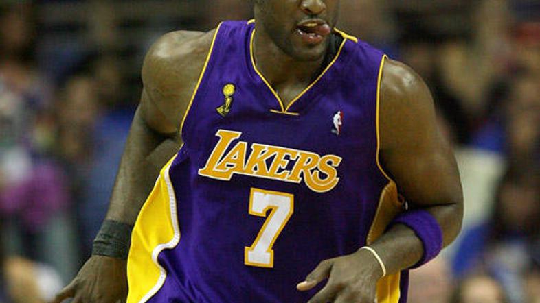 Lamar Odom bo še naprej nosil vijolično-rumeni dres Lakersov.