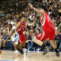 Earl Boykins (165 centimetrov) v prodoru mimo 229 centimetrov visokega Jaa Minga