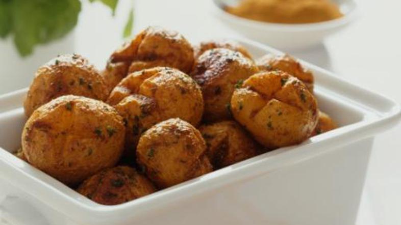 Pečen krompirček naj ne bo vedno le priloga. Lahko je tudi glavna jed – postrezi