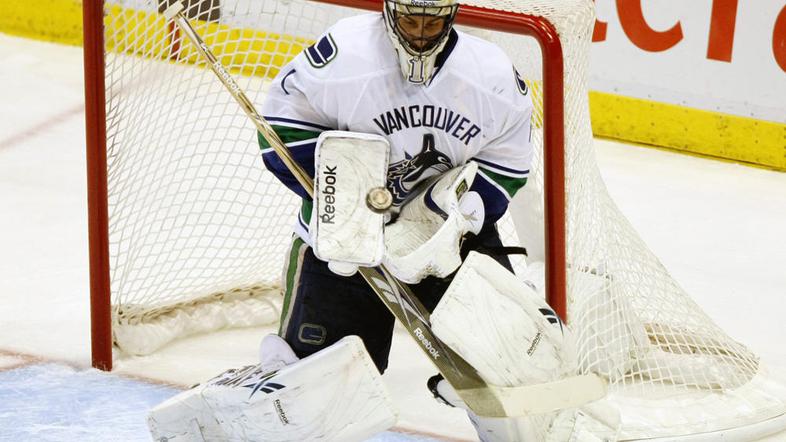 Roberto Luongo je v prvi tretjini dobil kar pet zadetkov. (Foto: Reuters)