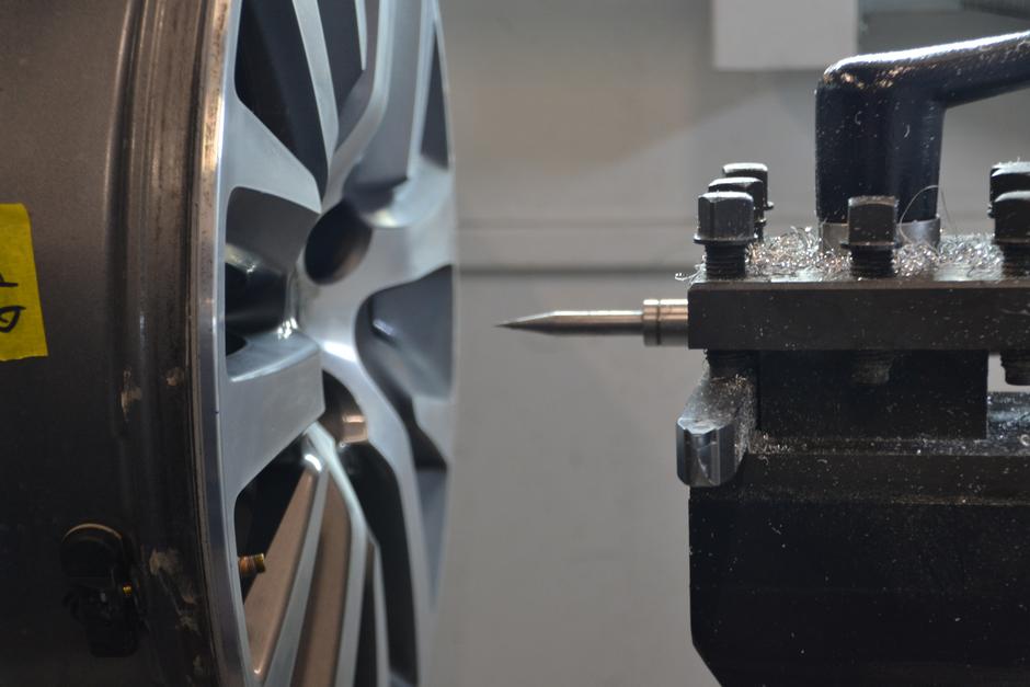 Popravilo avtomobilskih platišč | Avtor: Gregor Prebil