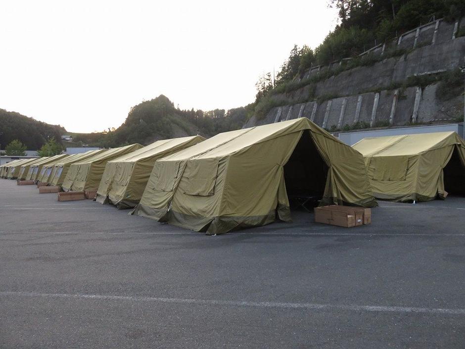 Postavljanje šotorov in postelj v namestitvenih centrih | Avtor: Združenje slovenskih katoliških skavtov in skavtinj