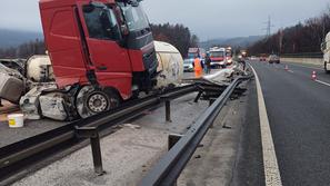 Prometna nesreča tovornjaka avtocesta