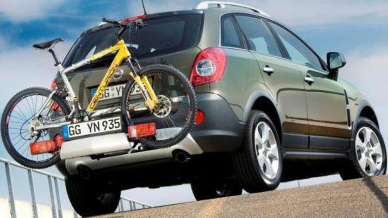 Pustolovska opel antara s priročnim sitemom flex fix za prevoz koles.