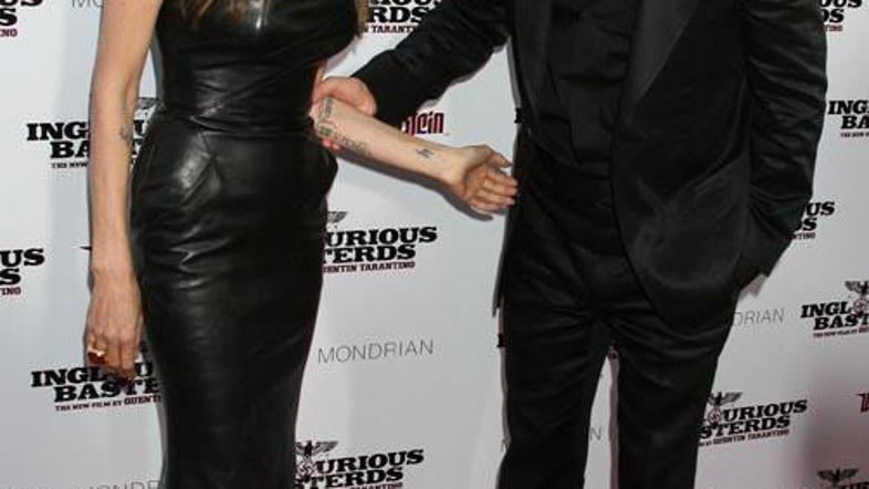 Angelina je predolgo pozirala, zato jo je Brad odvlekel v dvorano.