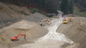 Zaradi jesensko-zimskega časa naj bi bilo v teh mesecih gradbišče malo manj deja