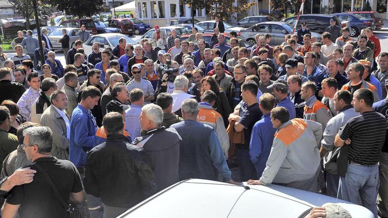 Danes je pred Vegradom stavkalo 320 delavcev. (Foto: Gregor Katič)