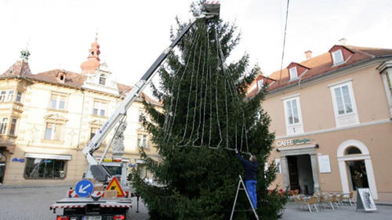 Praznična smrečica pred občinsko stavbo je že okrašena. (Foto: Nino Verdnik)
