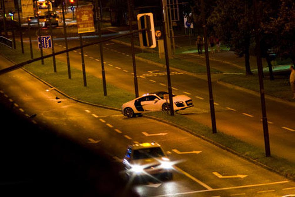 Eden od štirih audijev r8r mtm na svetu je končal na zelenici na Celovški cesti.