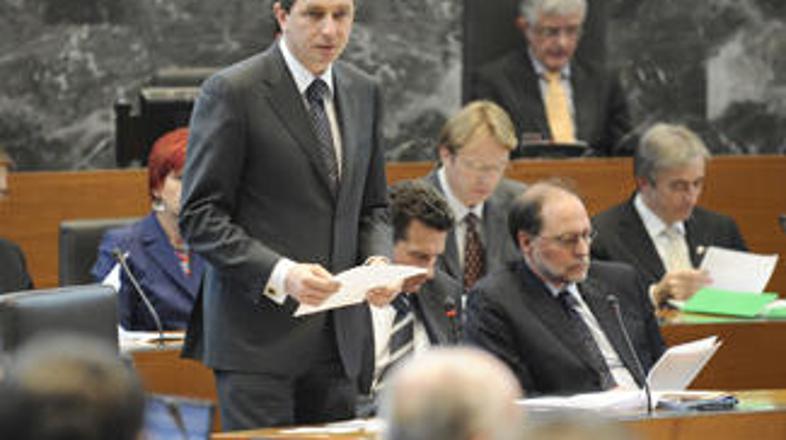 Predsednik vlade Borut Pahor je priznal, da nov visoki standard ni brez nedosled