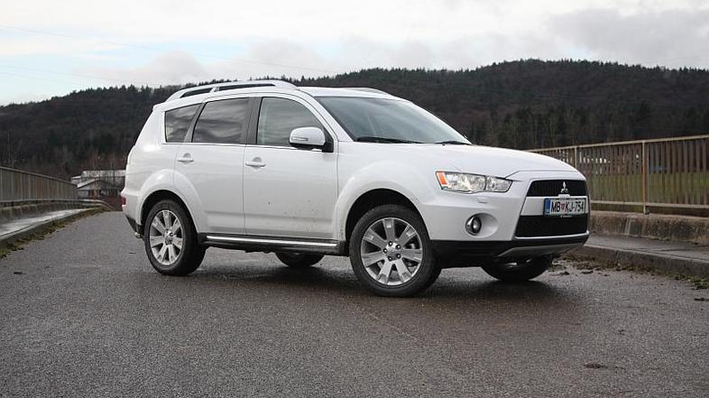 Novi outlander se od predhodnika spredaj sicer konkretno razlikuje, a kljub temu