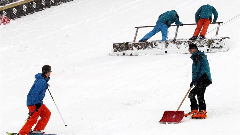 Bischofshofen delavci lopate sneženje čiščenje skakalnica