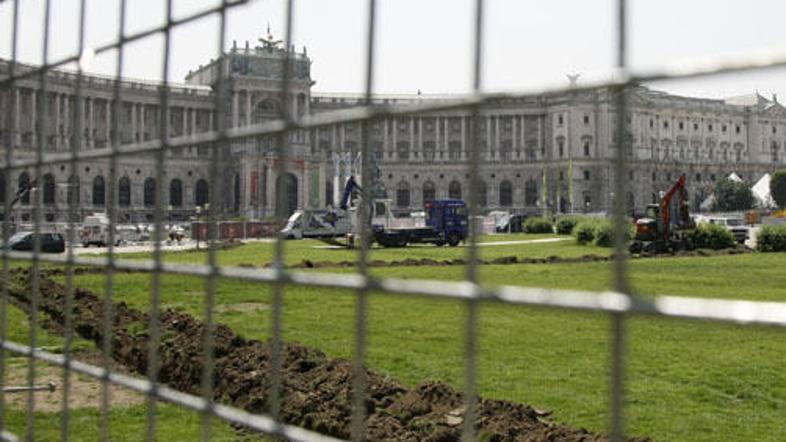 Pred Hofburgom gradbinci pripravljajo navijaški prireditveni prostor, ki bo spre