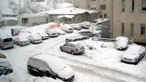 Zaposleni v bolnišnici, ki za parkiranje plačujejo po 35 evrov, so ob sneženju n