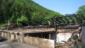 Strela je upepelila gospodarsko  poslopje Zemljakovih. (Foto: Nada Černič Cvetan