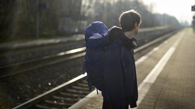 Mlad fant z nahrbtnikom