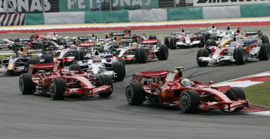 Kimmi Räikkönen (levo) je bil na startu prepočasen, da bi prehitel Felipeja Mass