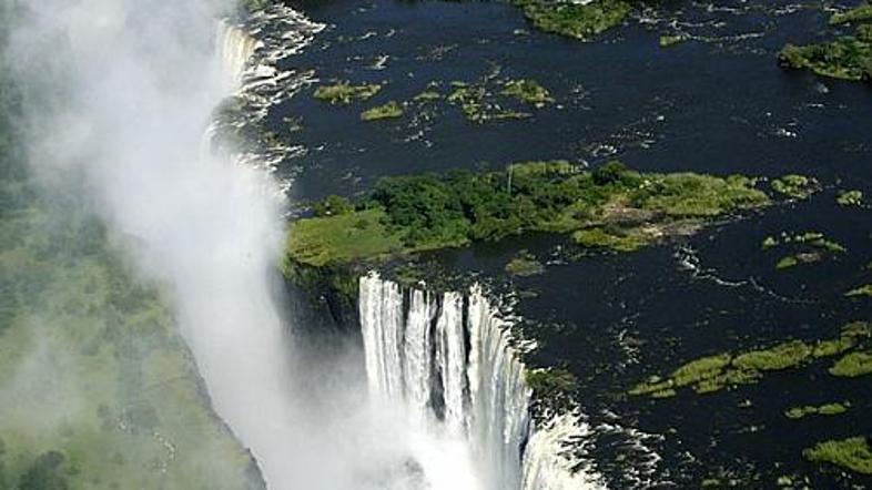 Viktorijini slapovi so ena od največjih naravnih znamenitosti Afrike.