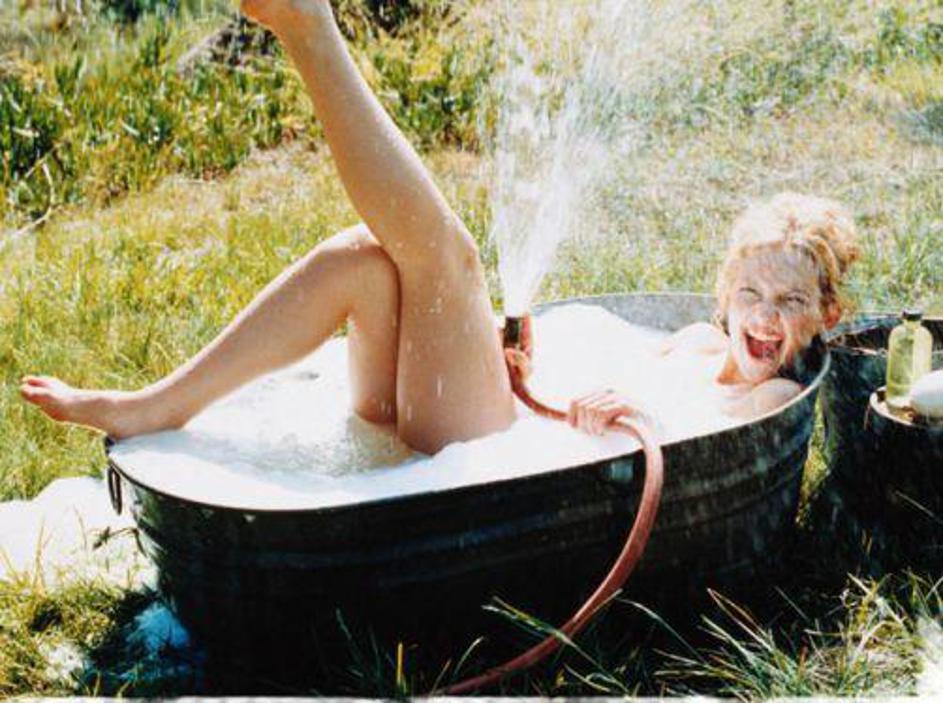 Plavolaska v kadi je ...