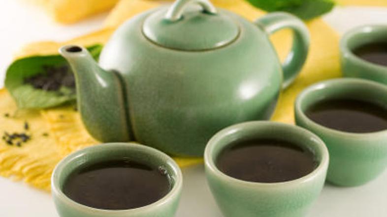 Japonci priporočajo pitje vsaj petih skodelic zelenega čaja na dan.