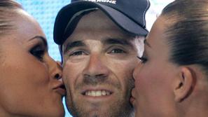 Poljubčka za zmagovalca druge etape Aljeandra Valverdeja.