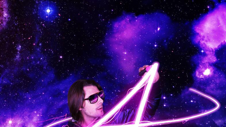 Organizator obiskovalce poziva, naj si za polno doživetje dogodka na mobilnikih 