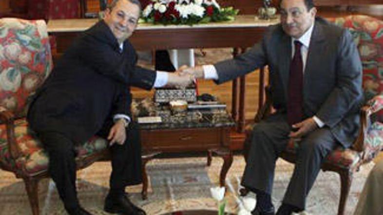 Izraelski obrambni minister Barak (na sliki levo) naj bi bil zaslužen za premik 