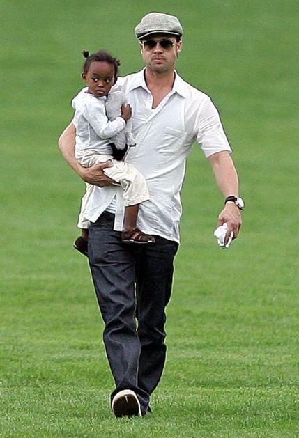 Brad Pitt se rad sprehaja z malo Zaharo.