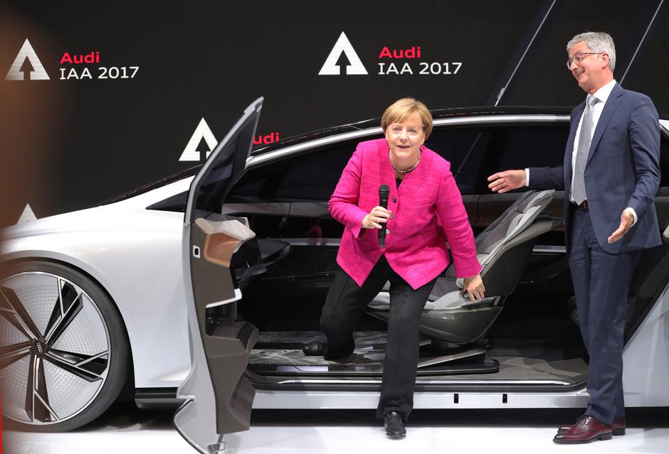 Angela Merkel na avtomobilskem salonu v Frankfurtu. | Avtor: epa