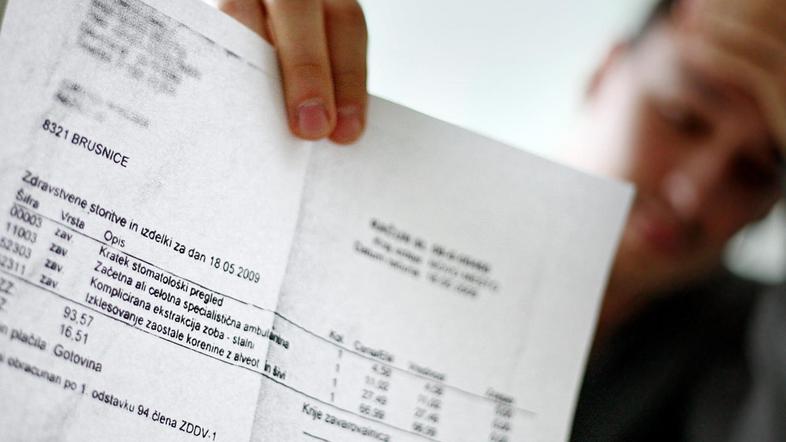 Bralec meni, da je zobozdravnik računal storitvi, ki ju ni opravil. (Foto: Boštj