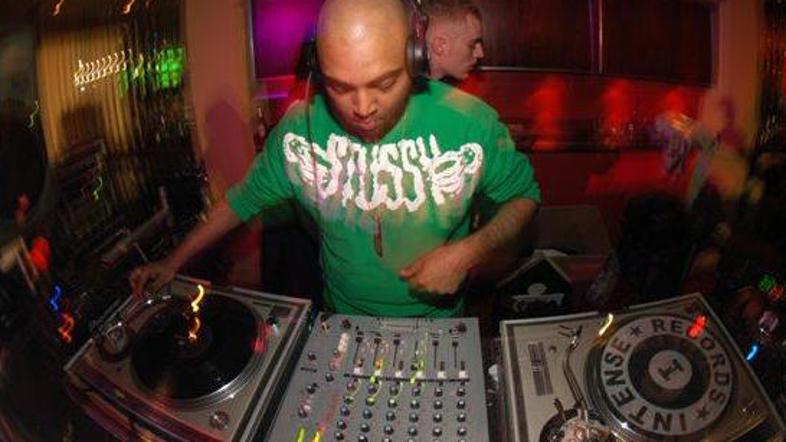 Tokratni set Otočana je bil začinjen z globokimi in spevnimi bass linijami, ki s