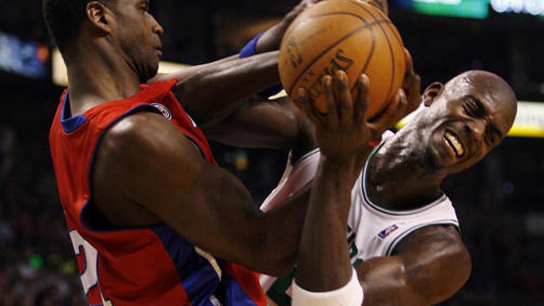 Pod košem sta se borila Antonio McDyess (Detroit) in Kevin Garnett (Boston).