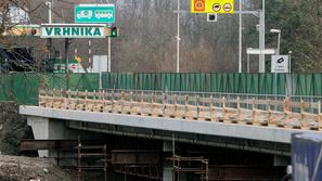 Gradbeno podjetje Gradis bo most razširilo še za en prometni pas. (Foto: Nik Rov