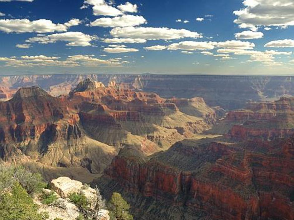 Fotogenični Grand Canyon v Arizoni žari v rdečkastih barvah.