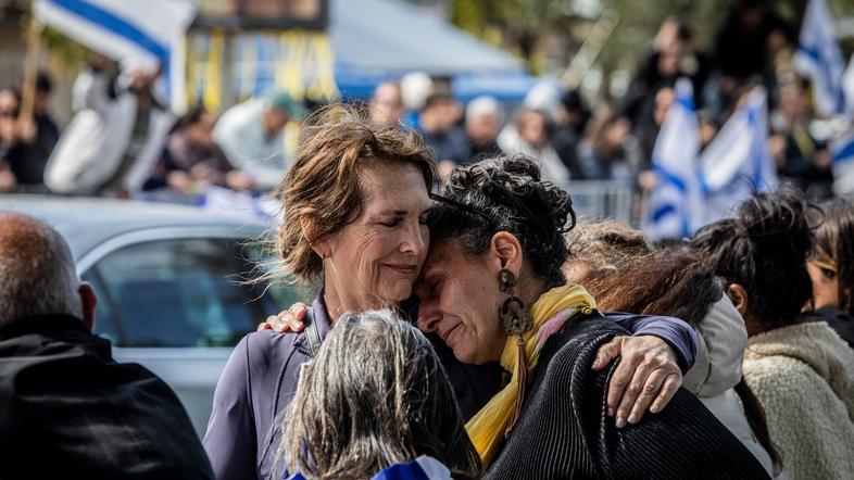 ženski tolažita ena drugo med čakanjem na predajo talcev