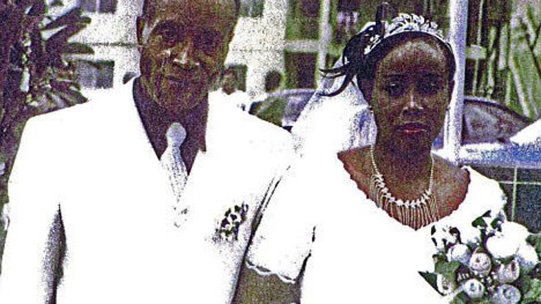 Da bi prikrila starostno razliko med njo in očetom, je Adenike na poročnem certi