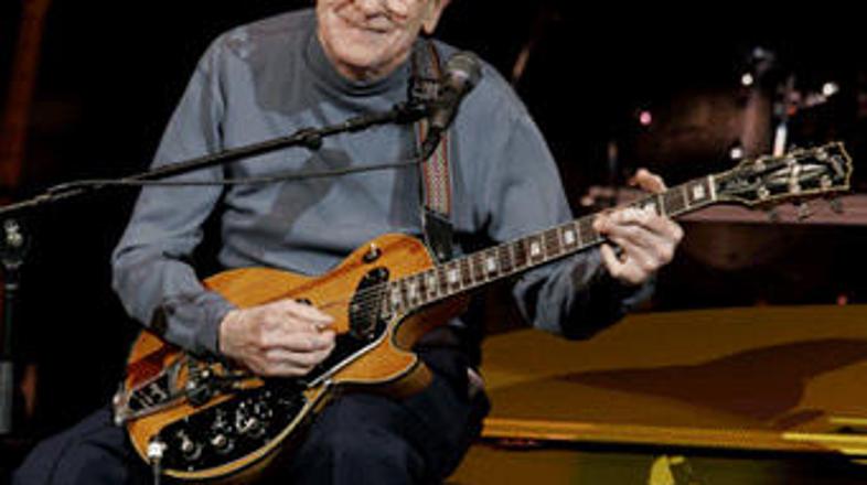 Les Paul na Les Paul Tribute koncertu v Carnegie Hall.