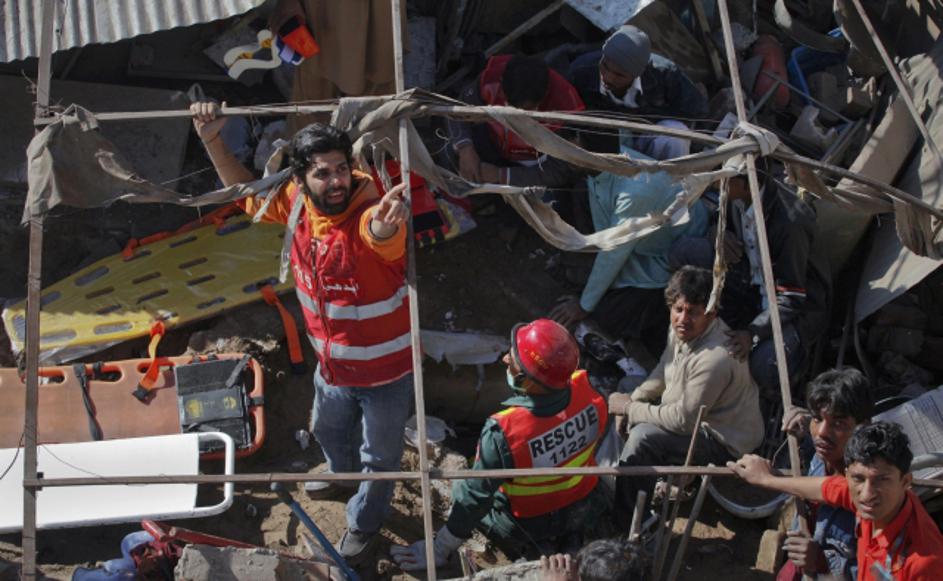 Zrušenje stavbe v Pakistanu.