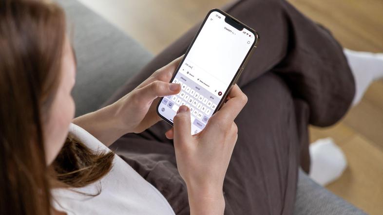 najstnica uporablja ChatGPT na telefonu